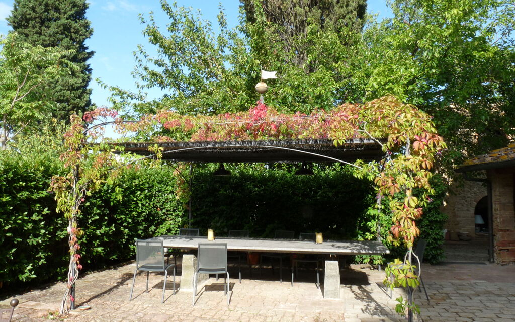 Villa Serena: Amenities, Building Exterior, Main Entrance, Pool, Spring, Summer