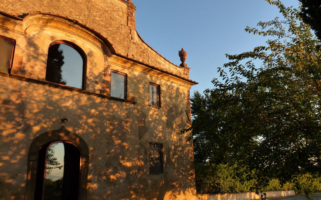 Villa Serena: Amenities, Building Exterior, Main Entrance, Pool, Spring, Summer