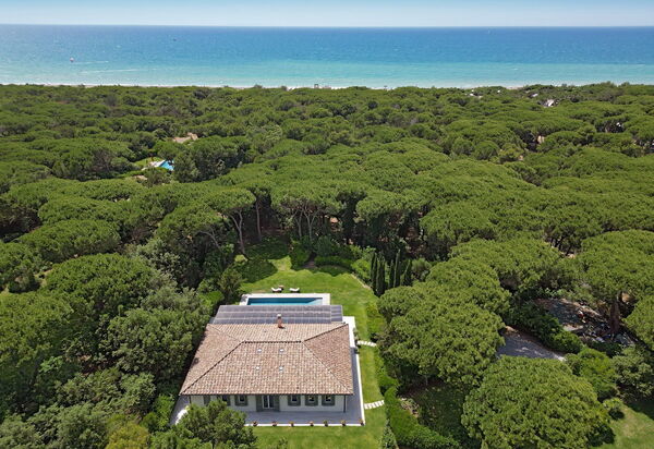 Villa Verde Beach: all'aperto, Attività, Caratteristiche, Cucina, Dettagli della stanza, Entrata Principale, Estate, Esterni, Giardino, Piscina, Primavera, Servizi