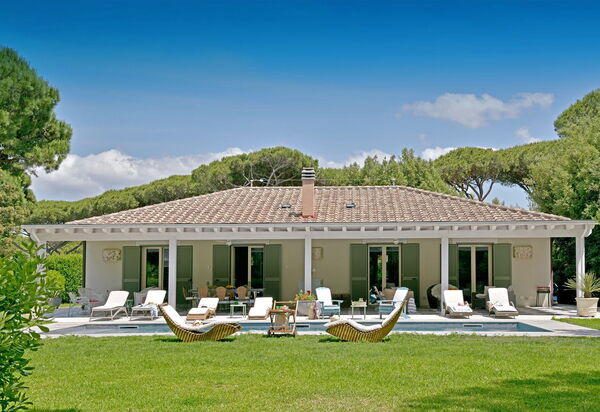 Villa Verde Beach: all'aperto, Attività, Caratteristiche, Cucina, Dettagli della stanza, Entrata Principale, Estate, Esterni, Giardino, Piscina, Primavera, Servizi