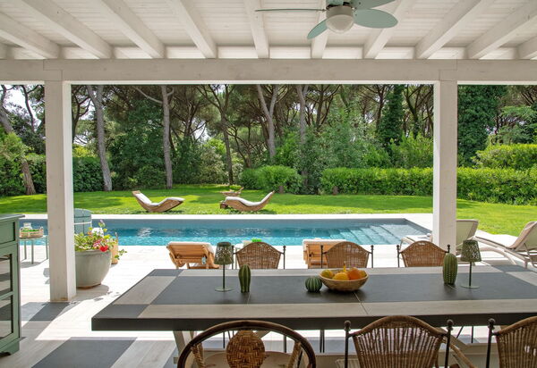 Villa Verde Beach: all'aperto, Attività, Caratteristiche, Cucina, Dettagli della stanza, Entrata Principale, Estate, Esterni, Giardino, Piscina, Primavera, Servizi