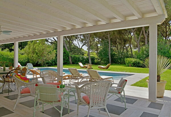 Villa Verde Beach: all'aperto, Attività, Caratteristiche, Cucina, Dettagli della stanza, Entrata Principale, Estate, Esterni, Giardino, Piscina, Primavera, Servizi