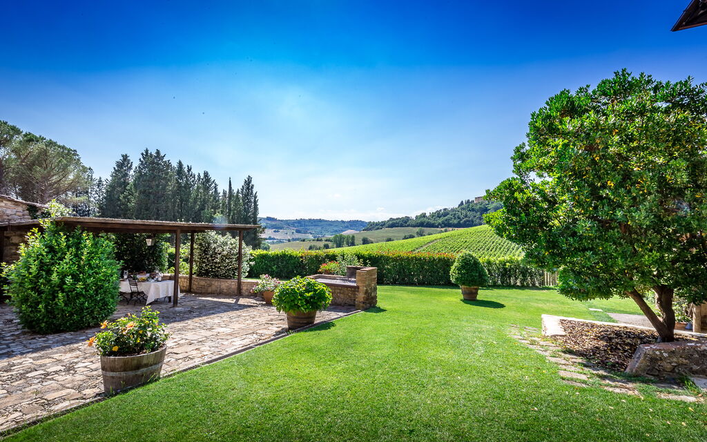 Villa Scipione Monaco: Attività, Caratteristiche, Entrata Principale, Estate, Esterni, Giardino, Piscina, Primavera