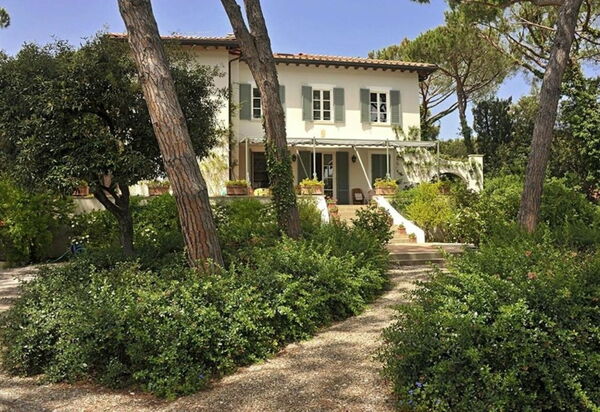 Villa Bibbona: all'aperto, Balcone / Terrazza / Patio, Estate, Esterni, Giardino, Piscina, Primavera