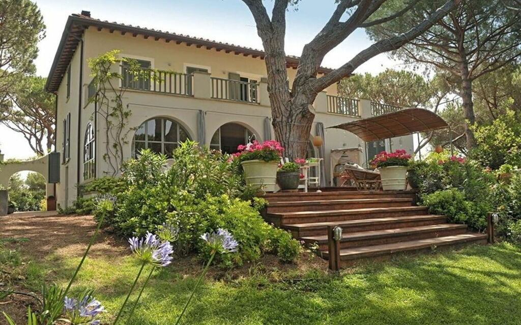 Villa Bibbona: all'aperto, Balcone / Terrazza / Patio, Estate, Esterni, Giardino, Piscina, Primavera