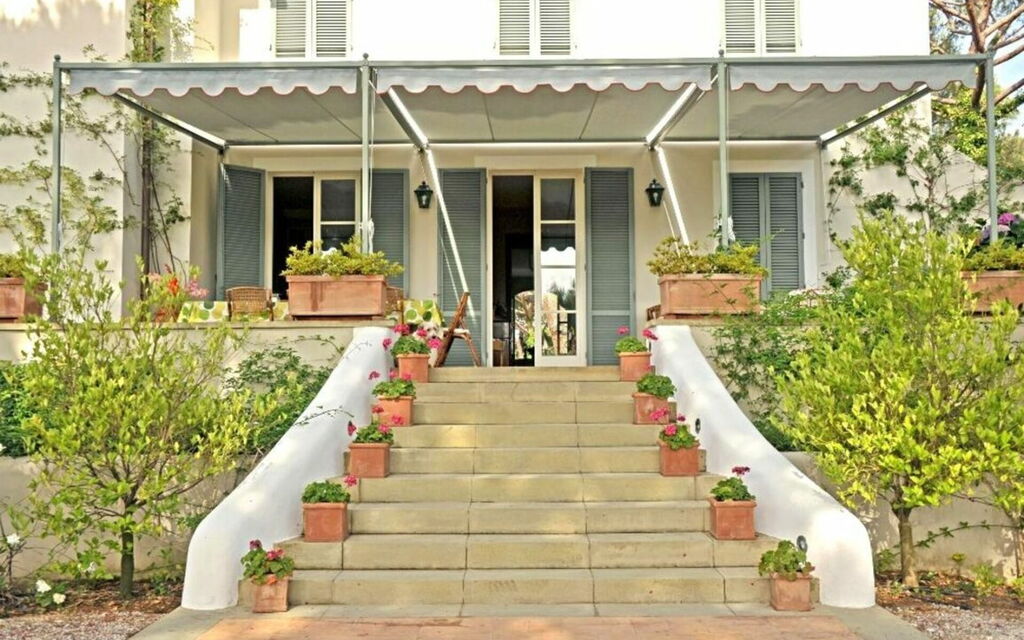 Villa Bibbona: all'aperto, Balcone / Terrazza / Patio, Estate, Esterni, Giardino, Piscina, Primavera