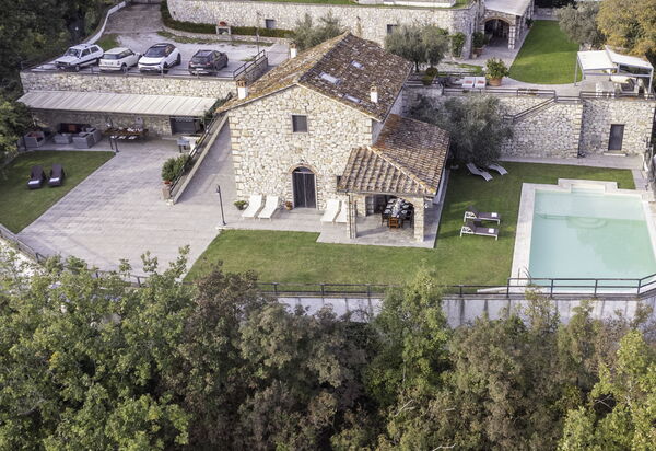 Villa Le Croci: Attività, Balcone / Terrazza / Patio, Caratteristiche, Dettagli della stanza, Entrata Principale, Estate, Esterni, Piscina, Primavera, Servizi