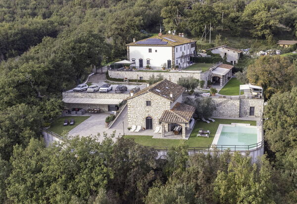 Villa Le Croci: Attività, Balcone / Terrazza / Patio, Caratteristiche, Dettagli della stanza, Entrata Principale, Estate, Esterni, Piscina, Primavera, Servizi