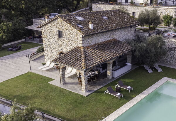 Villa Le Croci: Attività, Balcone / Terrazza / Patio, Caratteristiche, Dettagli della stanza, Entrata Principale, Estate, Esterni, Piscina, Primavera, Servizi