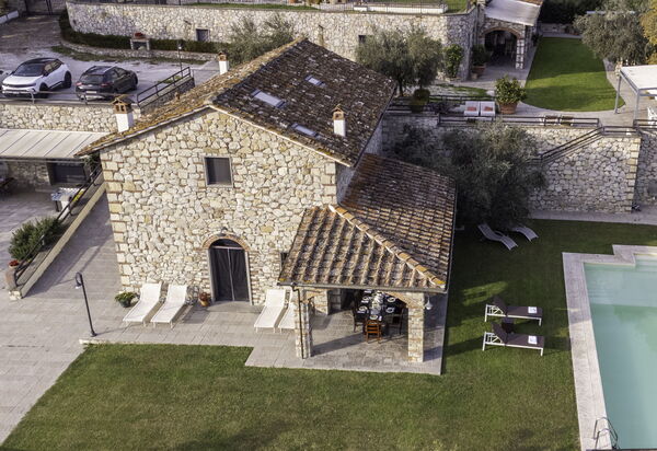 Villa Le Croci: Attività, Balcone / Terrazza / Patio, Caratteristiche, Dettagli della stanza, Entrata Principale, Estate, Esterni, Piscina, Primavera, Servizi