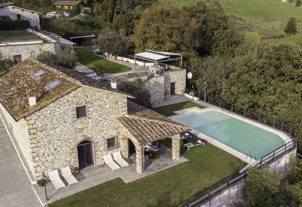 Villa Le Croci: Attività, Balcone / Terrazza / Patio, Caratteristiche, Dettagli della stanza, Entrata Principale, Estate, Esterni, Piscina, Primavera, Servizi
