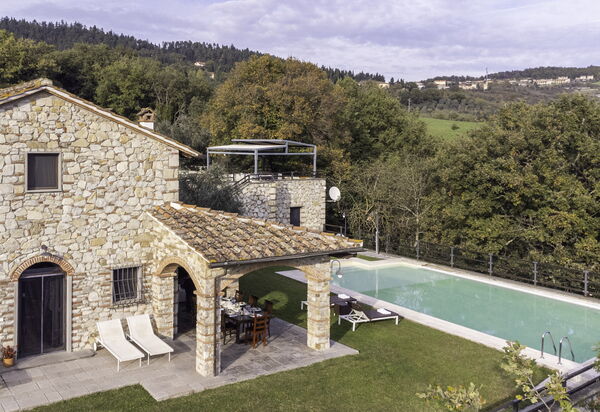 Villa Le Croci: Attività, Balcone / Terrazza / Patio, Caratteristiche, Dettagli della stanza, Entrata Principale, Estate, Esterni, Piscina, Primavera, Servizi