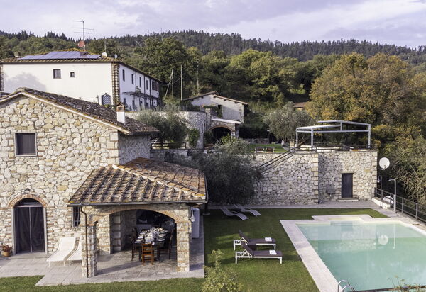 Villa Le Croci: Attività, Balcone / Terrazza / Patio, Caratteristiche, Dettagli della stanza, Entrata Principale, Estate, Esterni, Piscina, Primavera, Servizi