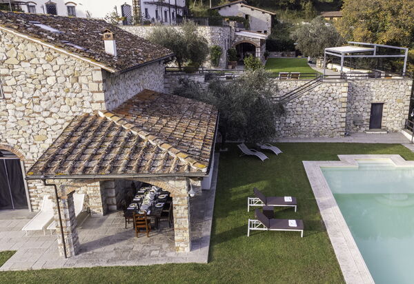 Villa Le Croci: Attività, Balcone / Terrazza / Patio, Caratteristiche, Dettagli della stanza, Entrata Principale, Estate, Esterni, Piscina, Primavera, Servizi