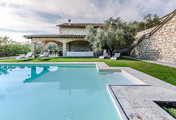 Villa Le Croci: Attività, Balcone / Terrazza / Patio, Caratteristiche, Dettagli della stanza, Entrata Principale, Estate, Esterni, Piscina, Primavera, Servizi