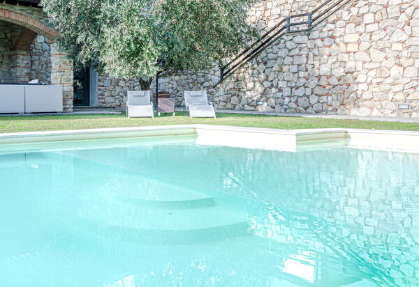 Villa Le Croci: Attività, Balcone / Terrazza / Patio, Caratteristiche, Dettagli della stanza, Entrata Principale, Estate, Esterni, Piscina, Primavera, Servizi