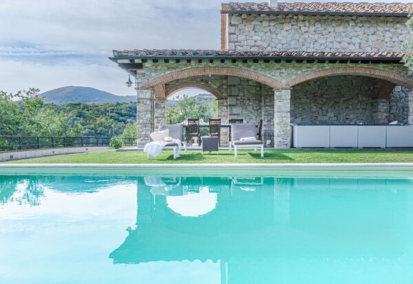 Villa Le Croci: Attività, Balcone / Terrazza / Patio, Caratteristiche, Dettagli della stanza, Entrata Principale, Estate, Esterni, Piscina, Primavera, Servizi