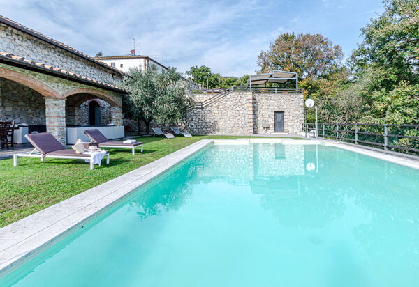 Villa Le Croci: Attività, Balcone / Terrazza / Patio, Caratteristiche, Dettagli della stanza, Entrata Principale, Estate, Esterni, Piscina, Primavera, Servizi