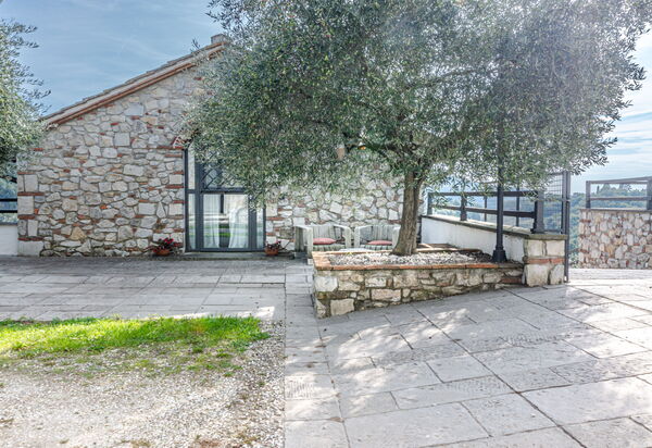 Villa Le Croci: Attività, Balcone / Terrazza / Patio, Caratteristiche, Dettagli della stanza, Entrata Principale, Estate, Esterni, Piscina, Primavera, Servizi