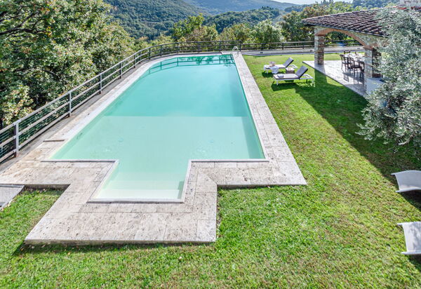 Villa Le Croci: Attività, Balcone / Terrazza / Patio, Caratteristiche, Dettagli della stanza, Entrata Principale, Estate, Esterni, Piscina, Primavera, Servizi