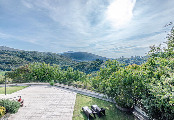 Villa Le Croci: Attività, Balcone / Terrazza / Patio, Caratteristiche, Dettagli della stanza, Entrata Principale, Estate, Esterni, Piscina, Primavera, Servizi