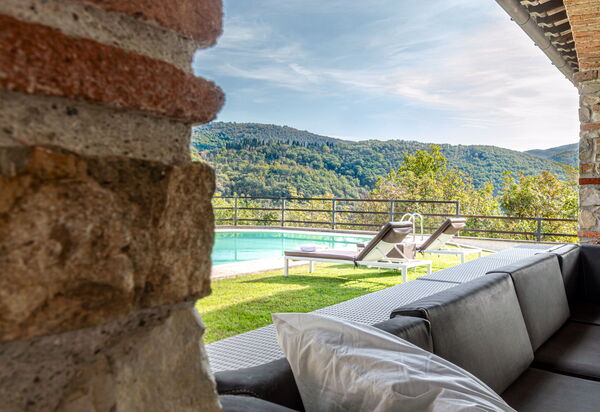 Villa Le Croci: Attività, Balcone / Terrazza / Patio, Caratteristiche, Dettagli della stanza, Entrata Principale, Estate, Esterni, Piscina, Primavera, Servizi