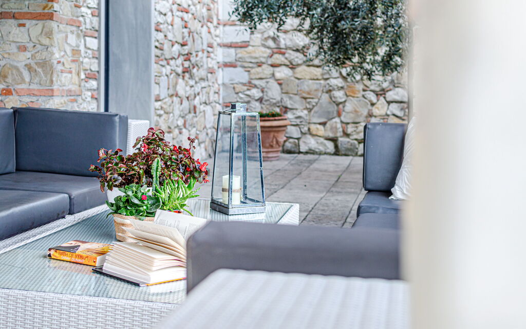 Villa Le Croci: Activities, Amenities, Balcony / Terrace / Patio, Building Exterior, Facilities, Main Entrance, Pool, Room Detail, Spring, Summer