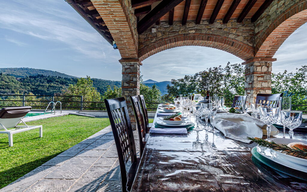 Villa Le Croci: Activities, Amenities, Balcony / Terrace / Patio, Building Exterior, Facilities, Main Entrance, Pool, Room Detail, Spring, Summer