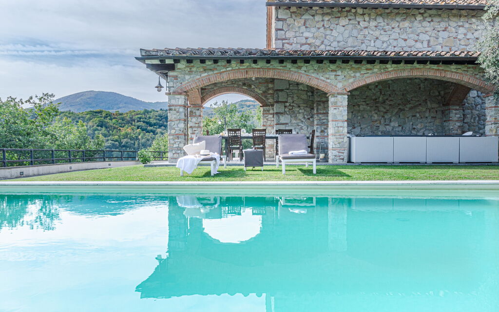 Villa Le Croci: Activities, Amenities, Balcony / Terrace / Patio, Building Exterior, Facilities, Main Entrance, Pool, Room Detail, Spring, Summer