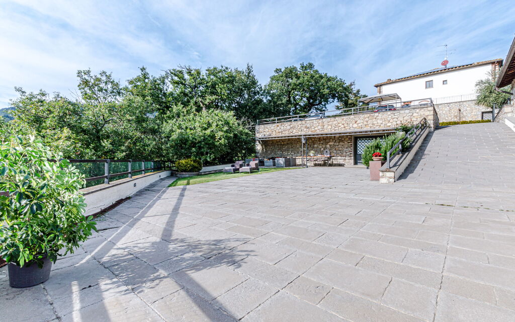 Villa Le Croci: Activities, Amenities, Balcony / Terrace / Patio, Building Exterior, Facilities, Main Entrance, Pool, Room Detail, Spring, Summer