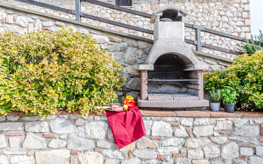 Villa Le Croci: Activities, Amenities, Balcony / Terrace / Patio, Building Exterior, Facilities, Main Entrance, Pool, Room Detail, Spring, Summer