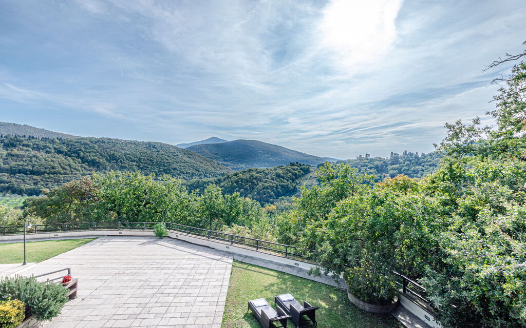 Villa Le Croci: Activities, Amenities, Balcony / Terrace / Patio, Building Exterior, Facilities, Main Entrance, Pool, Room Detail, Spring, Summer