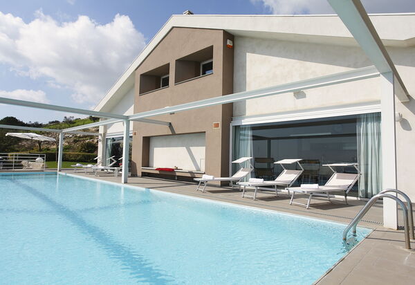 Villa Infinity: Amenities, Pool, Room Detail, Spring