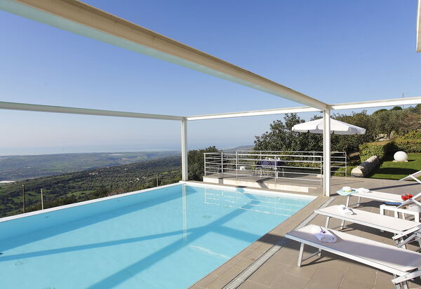 Villa Infinity: Amenities, Pool, Room Detail, Spring