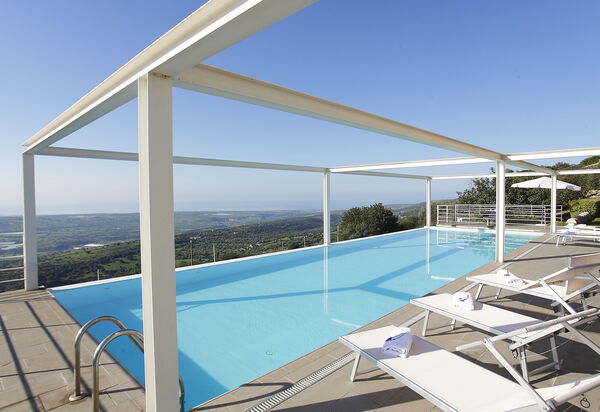 Villa Infinity: Amenities, Pool, Room Detail, Spring