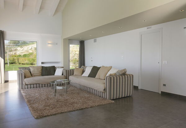 Villa Infinity: Amenities, Pool, Room Detail, Spring