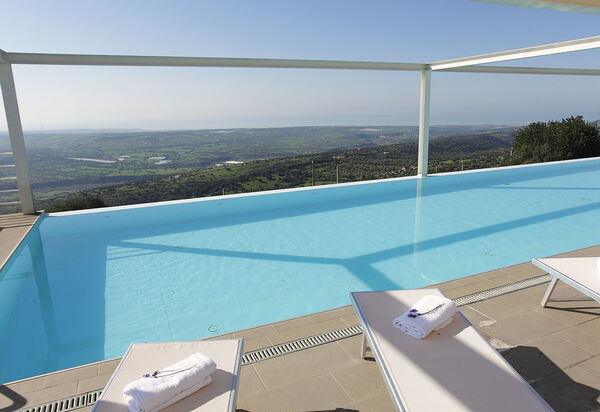 Villa Infinity: Amenities, Pool, Room Detail, Spring