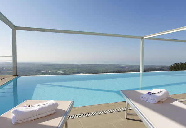 Villa Infinity: Amenities, Pool, Room Detail, Spring