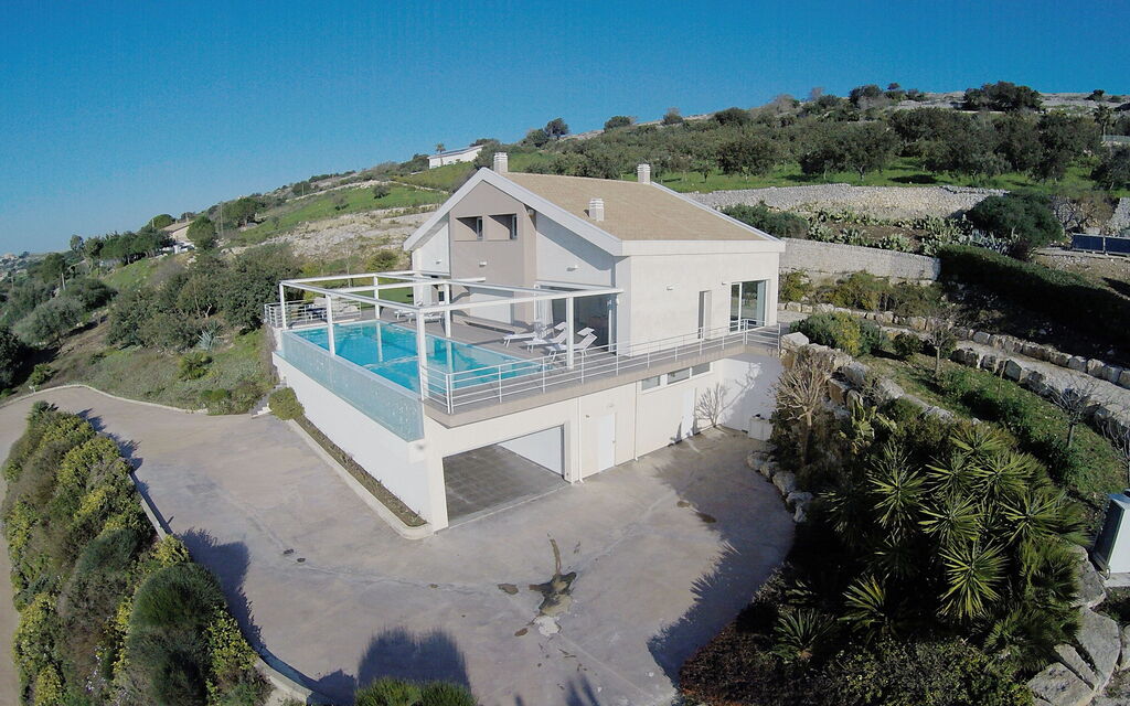 Villa Infinity: Caratteristiche, Dettagli della stanza, Piscina, Primavera