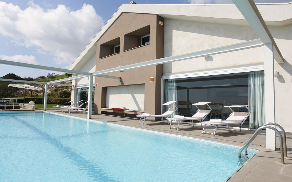 Villa Infinity: Caratteristiche, Dettagli della stanza, Piscina, Primavera