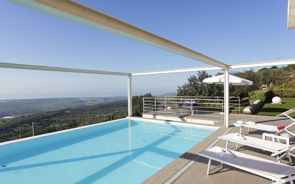 Villa Infinity: Caratteristiche, Dettagli della stanza, Piscina, Primavera