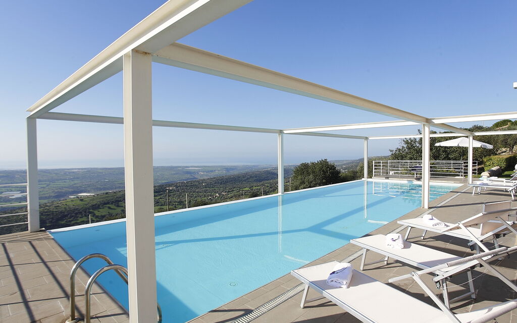 Villa Infinity: Caratteristiche, Dettagli della stanza, Piscina, Primavera