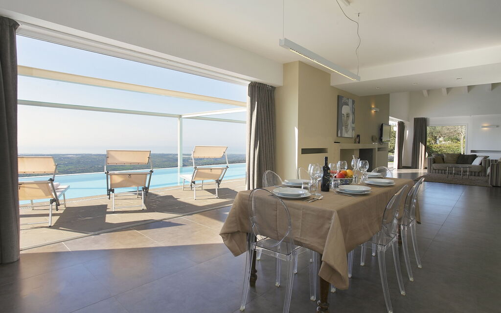 Villa Infinity: Caratteristiche, Dettagli della stanza, Piscina, Primavera