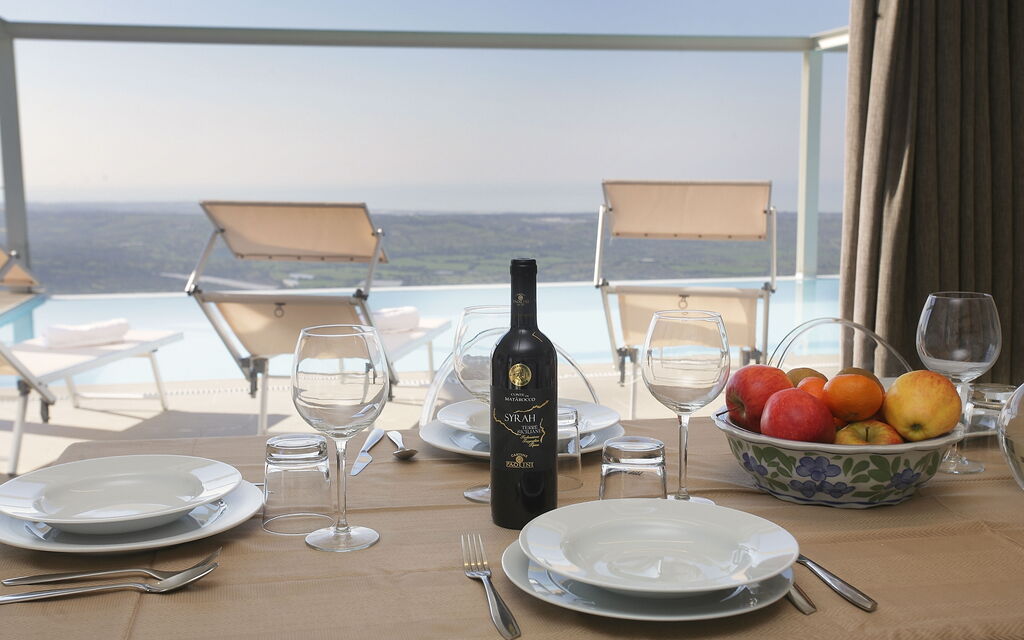 Villa Infinity: Caratteristiche, Dettagli della stanza, Piscina, Primavera