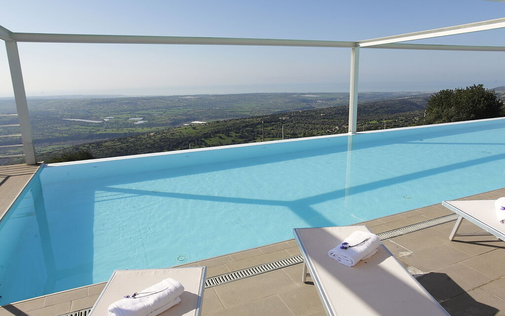 Villa Infinity: Caratteristiche, Dettagli della stanza, Piscina, Primavera