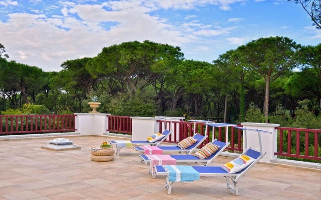 Villa Rossa: Attività, Bagno, Balcone / Terrazza / Patio, Caratteristiche, Estate, Esterni, Giardino, Piscina, Primavera