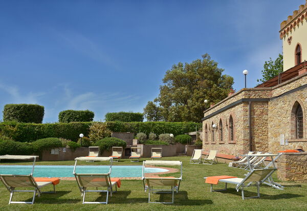 Castello Benedetti: Attività, Caratteristiche, Città, Estate, Esterni, Giardino, Piscina, Primavera, Soggiorno