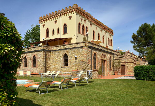 Castello Benedetti: Attività, Caratteristiche, Città, Estate, Esterni, Giardino, Piscina, Primavera, Soggiorno