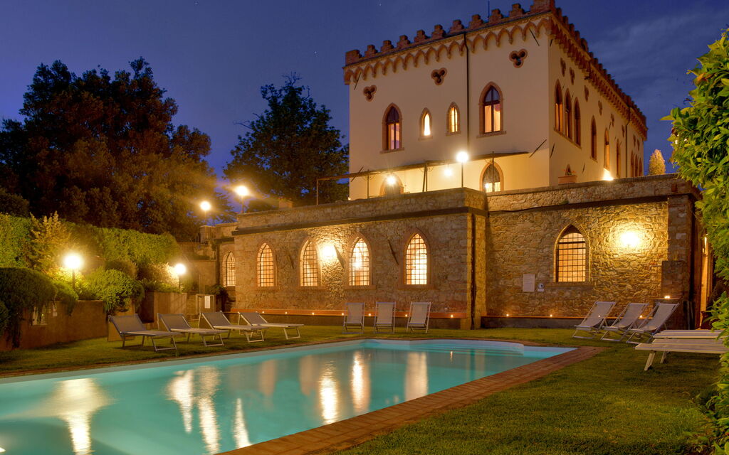 Castello Benedetti: Attività, Caratteristiche, Città, Estate, Esterni, Giardino, Piscina, Primavera, Soggiorno