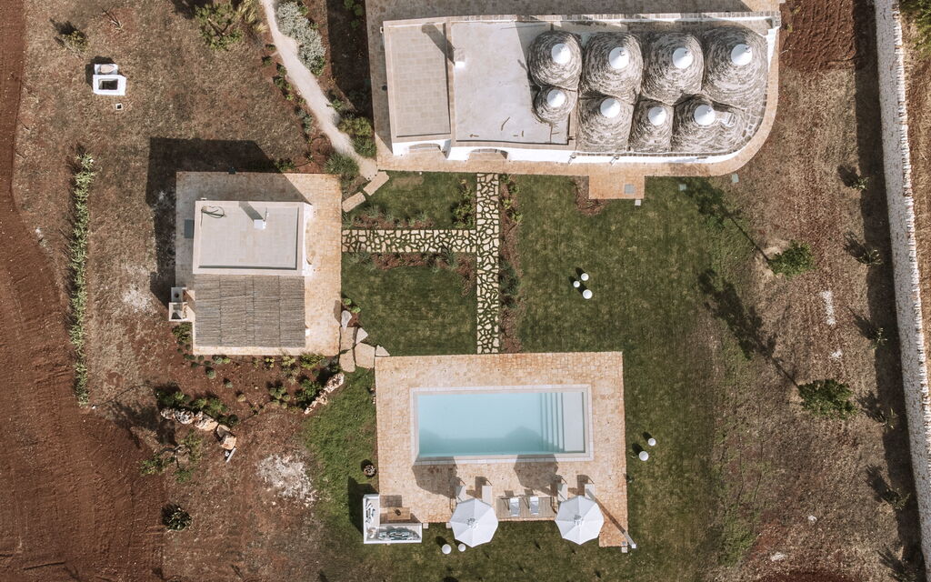 Trullo Cinzia: Attività, Balcone / Terrazza / Patio, Caratteristiche, Estate, Esterni, Giardino, Piscina, Primavera, Servizi